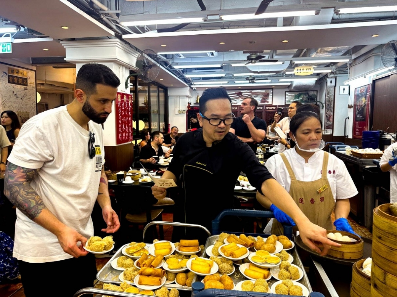 まさかのアントニオが点心を取り分け!