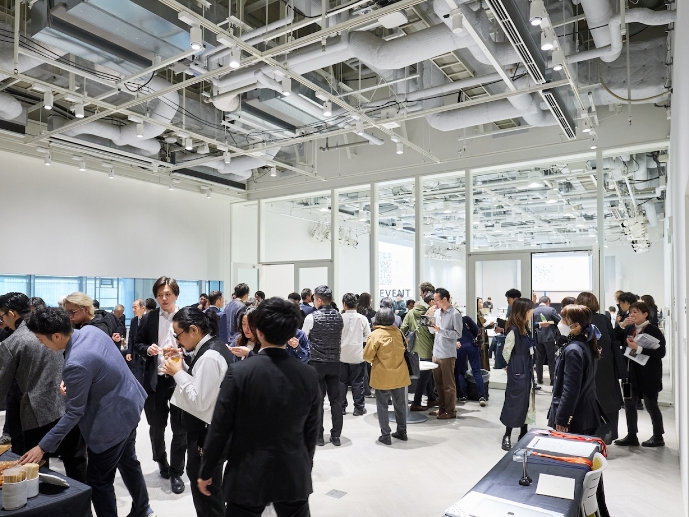 東京会場でのワンシーン。会場に用意されたテイスティングコーナーには多くの参加者が詰めかけていました。