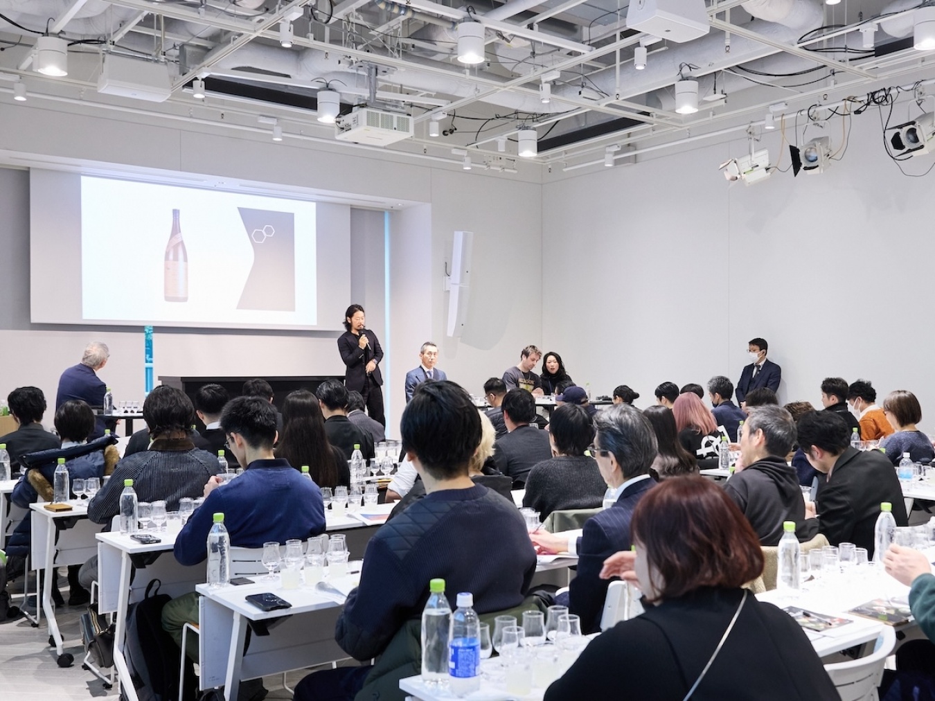 バーテンダー視点でレモンサワーの可能性を紐解いた東京会場の南雲さん。