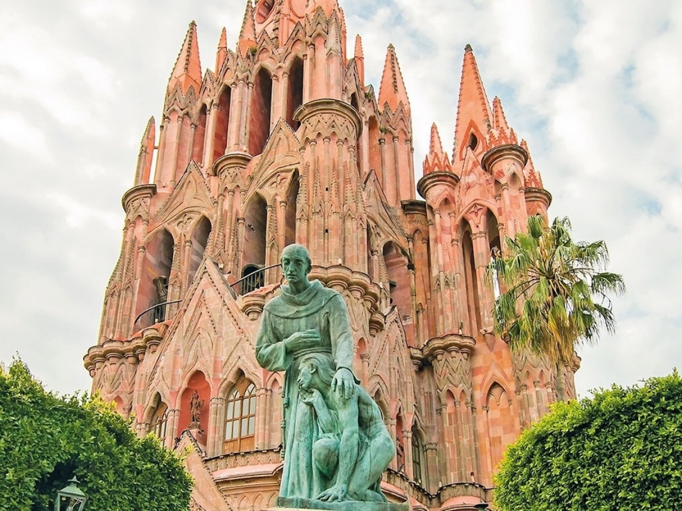 ユネスコの世界遺産に登録されているグアナファト州のサン・ミゲル・デ・アジェンデ。コロニアル様式の歴史的建造物が連なるこの街は、世界中からアーティストが集まるアートタウンとしても知られています。優勝者にはこの街でのゲストシフトという特典が!