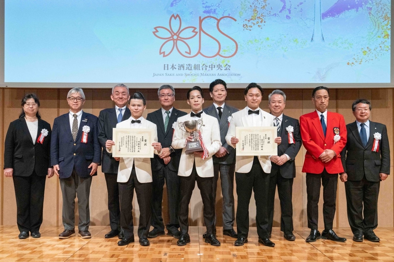 写真中央が優勝した吉澤さん。