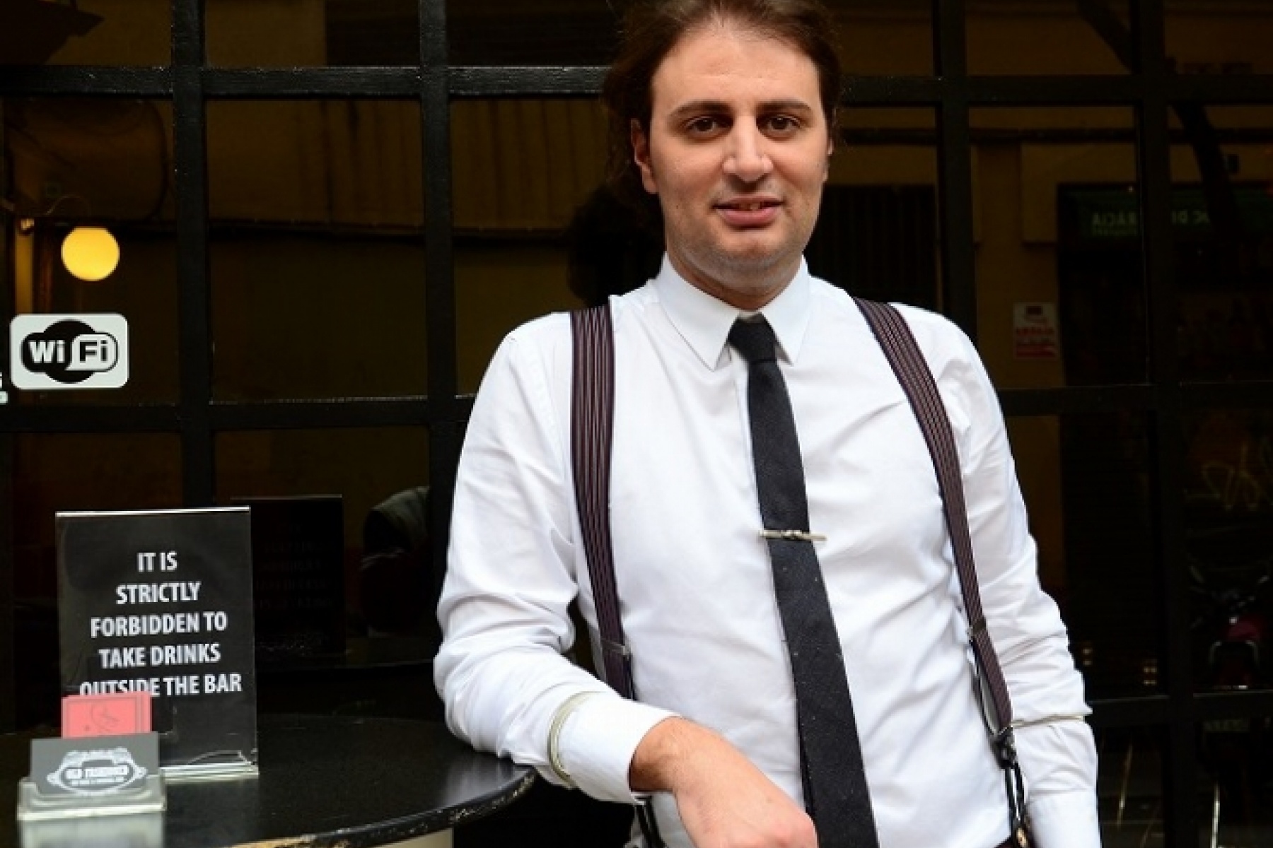 なぜか世界中からゲストが集う
住宅街の小さなローカルバー。
＜前編＞
