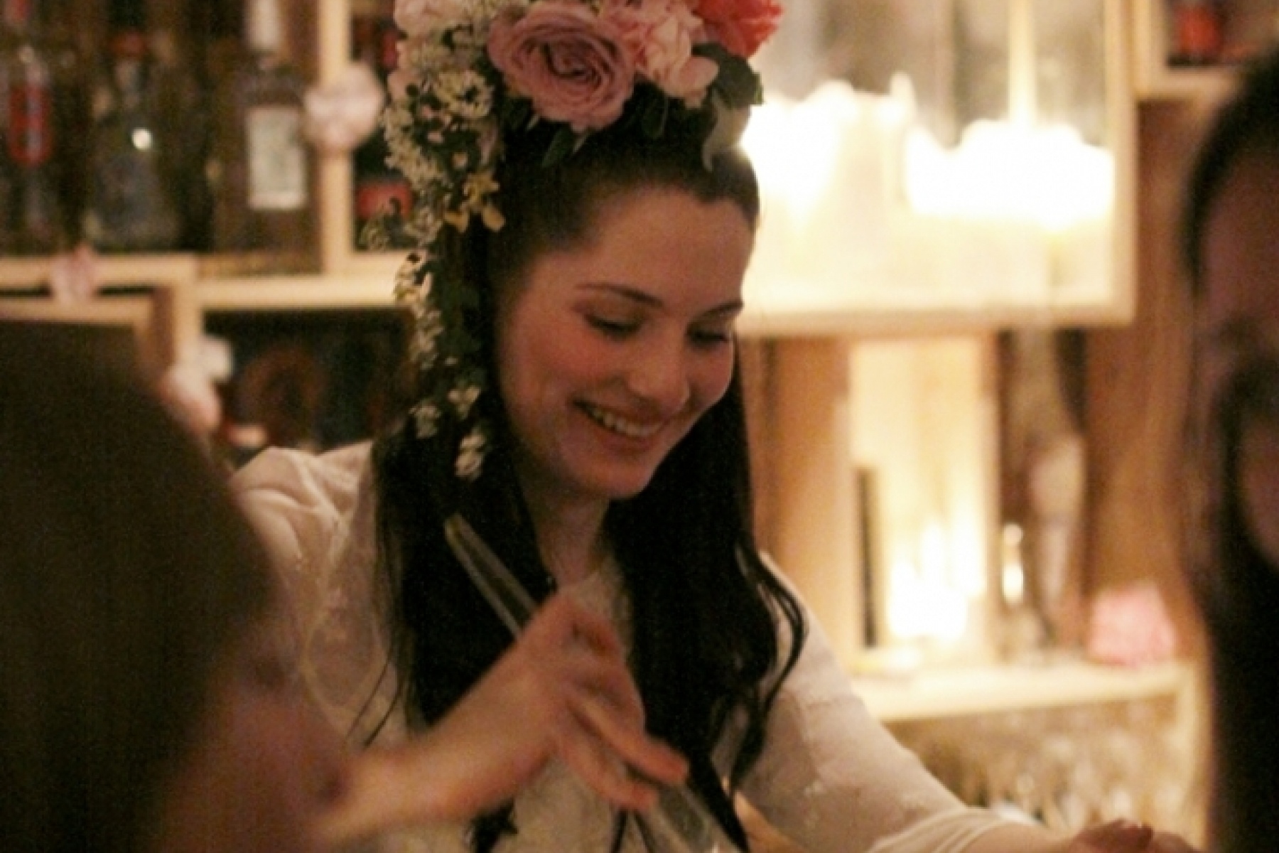 パリで話題のバーオーナーは
美人すぎる女性バーテンダー！
＜前編＞